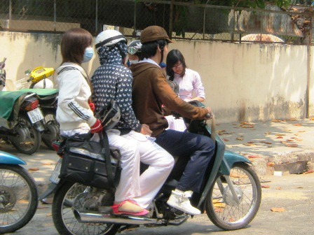TP.HCM: Trẻ tiểu học đi xe máy gây sốc TP.HCM: Trẻ tiểu học đi xe máy gây sốc