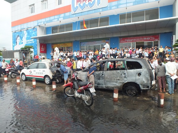 Hai xe taxi Vinasun bị đốt cháy trước siêu thị Hai xe taxi Vinasun bị đốt cháy trước siêu thị