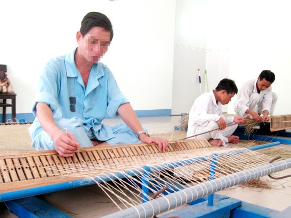 'Sáng chế' của bệnh nhân tâm thần Bệnh nhân tâm thần dệt chiếu. Ảnh H. Văn