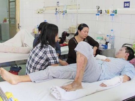 Vợ chồng nạn nhân vụ nổ gas gửi lời tri ân tới mọi người Họ hàng, bạn bè đến thăm hỏi, động viên vợ chồng anh Minh. (Ảnh: NLĐ)