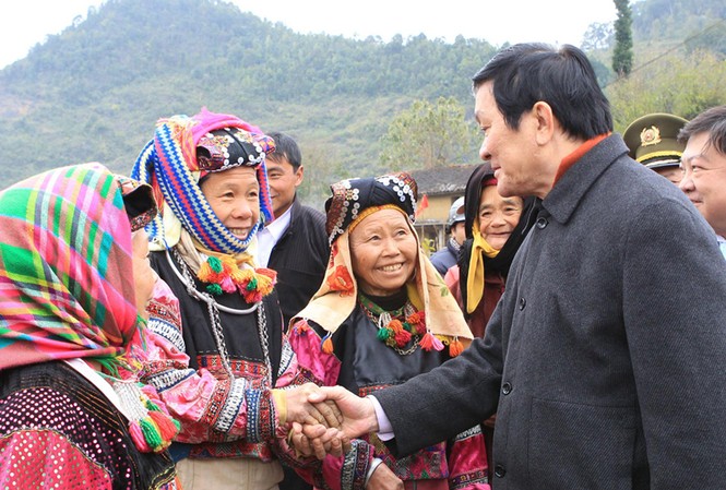 Hà Giang cần đẩy mạnh giảm nghèo Chủ tịch nước Trương Tấn Sang thăm hỏi nhân dân xã Lũng Cú, huyện Đồng Văn, Hà Giang. Ảnh: TTXVN