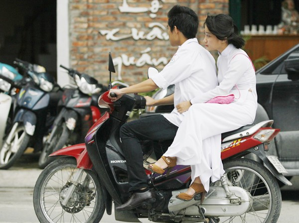 Học sinh vi vu đầu trần sau khai giảng Học sinh vi vu đầu trần sau khai giảng