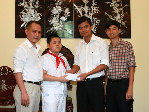 Học sinh tiểu học ủng hộ xây cột cờ Tổ quốc giữa Biển Đông Học sinh tiểu học ủng hộ xây cột cờ Tổ quốc giữa Biển Đông