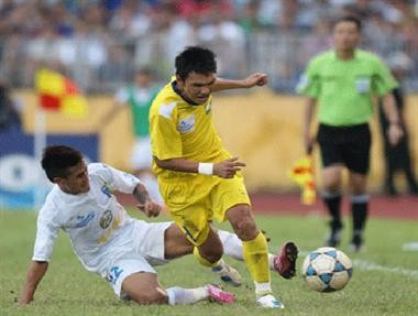 Tiền vệ Hồng Việt của SLNA bị chém trọng thương Tiền vệ Hồng Việt của SLNA bị chém trọng thương