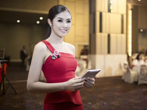 Ngọc Hân yêu kiều với đầm đỏ lệch vai Ngọc Hân yêu kiều với đầm đỏ lệch vai