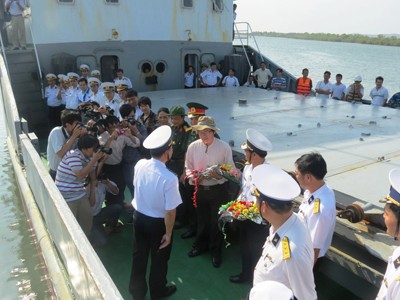 Hai tàu xông biển trực Tết đầu năm Đoàn chúc tết số 1 về đất liền an toàn