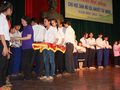 Vinamilk trao học bổng cho học sinh nghèo, mồ côi, khuyết tật tại Bến Tre Vinamilk trao học bổng cho học sinh nghèo, mồ côi, khuyết tật tại Bến Tre