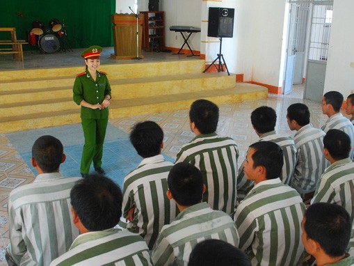 Cô giáo trẻ giữa những tù nhân Cô giáo trẻ giữa những tù nhân