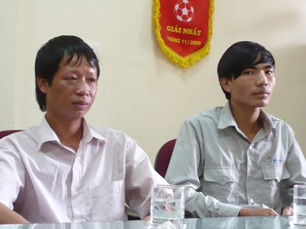 Đề nghị tước giấy phép lái xe bắt khách quỳ lạy Đề nghị tước giấy phép lái xe bắt khách quỳ lạy