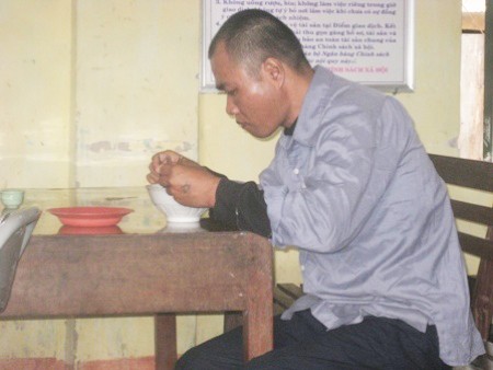 Lo sợ kẻ tâm thần giết người ăn thịt Pẩu được ăn mì tôm tại trụ sở xã Đồng Giáp