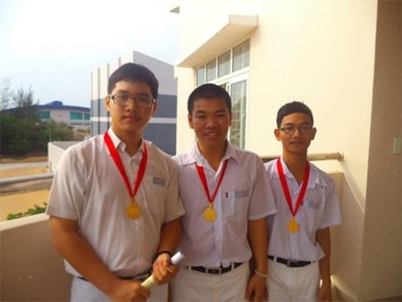 Cười nghiêng ngả với tóm tắt truyện Kiều của HS chuyên Toán Cười nghiêng ngả với tóm tắt truyện Kiều của HS chuyên Toán