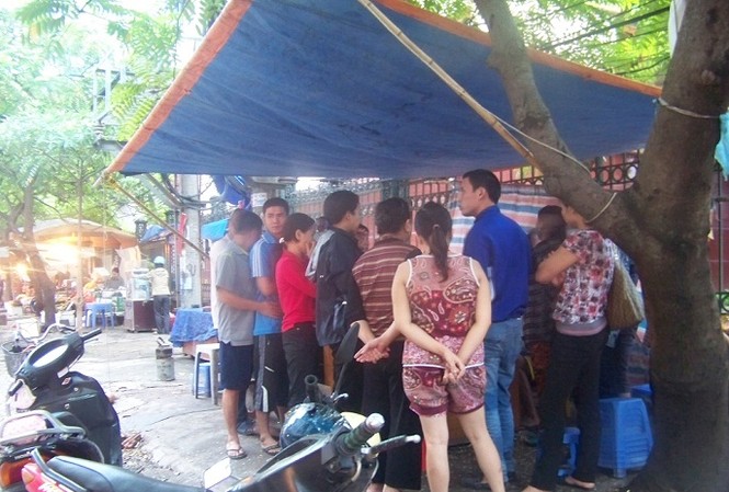 Trắng đêm 'canh' người đàn bà vỡ nợ 150 tỷ Các chủ nợ túc trực tại quán trà đá đối diện nhà bà Dậu.