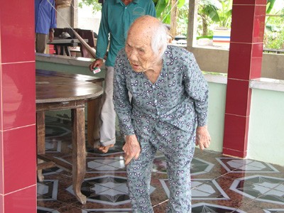 Người mẹ anh hùng sống qua ba thế kỷ Mẹ Viết vẫn tự đi lại được
