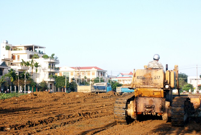 Thu đổi tiền không đủ tiêu chuẩn trong vụ cháy chợ Cty CP Nông sản thực phẩm san ủi thi công chợ tạm. Ảnh: P.Đ