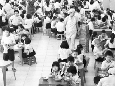 Nhà trường Nhà trường "rút ruột" bữa ăn của học sinh?