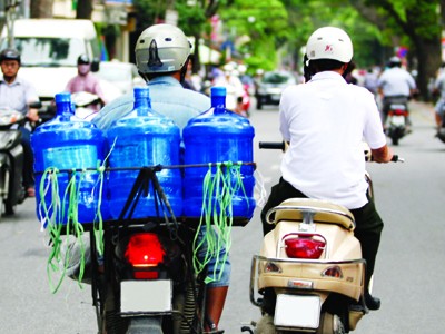 Tái xuất hiện nước đóng chai bẩn Tái xuất hiện nước đóng chai bẩn