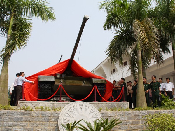 Trao tặng xe tăng cho bảo tàng Trao tặng xe tăng cho bảo tàng