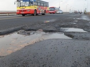 Chi tiếp 28 tỉ đồng 'vá' mặt cầu Thăng Long Chi tiếp 28 tỉ đồng 'vá' mặt cầu Thăng Long