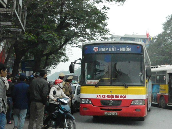 Xe buýt rượt taxi trên phố Chiếc xe buýt rượt đuổi xe taxi