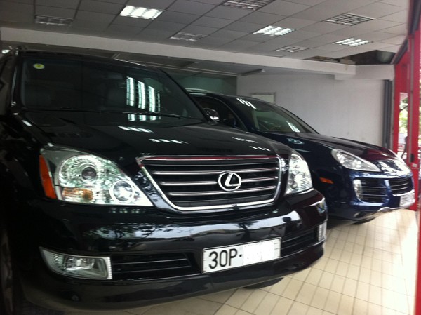 Thời đại gia cầm cố xe sang Chiếc Lexus 470 đang được rao bán với giá 2 tỷ 250 triệu đồng tại một salon ô tô ở quận Cầu Giấy Ảnh: P.C
