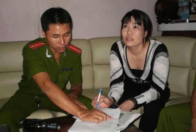 Bắt bà chủ ép cô gái xăm rết lên mặt Bắt bà chủ ép cô gái xăm rết lên mặt