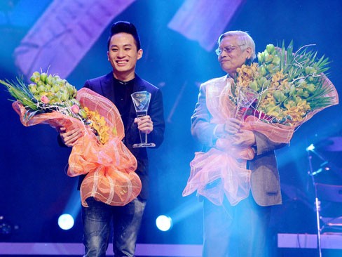 Tùng Dương: Vì sao có cuộc 'lật đổ' quá ngoạn mục Tùng Dương: Vì sao có cuộc 'lật đổ' quá ngoạn mục