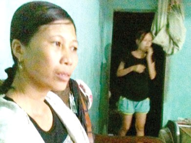 Chuyện động trời: Cô giáo lừa học trò đi... làm gái Chị Nguyễn Thị Khuyên buồn rầu kể về tai nạn của con gái