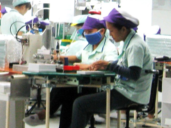 Một công ty có 700 cử nhân làm… công nhân Một công ty có 700 cử nhân làm… công nhân