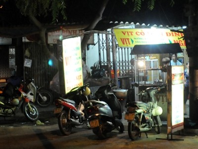 Vác dao chặt vịt chém bạn trọng thương Vác dao chặt vịt chém bạn trọng thương
