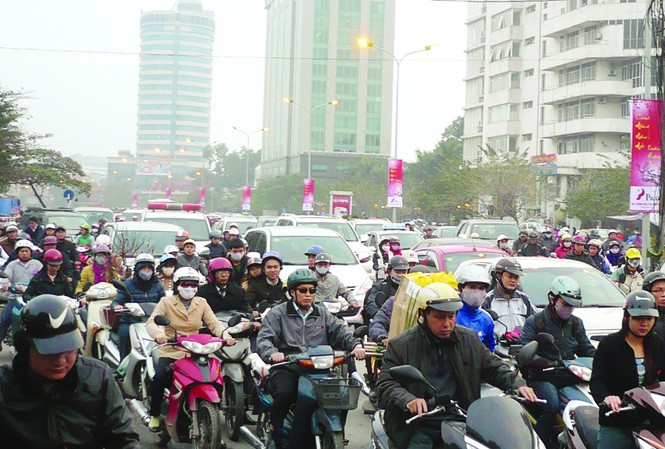 Điều chỉnh lại giờ tan trường Đổi giờ, xuất hiện một số điểm ùn tắc. Ảnh: Trọng Đảng