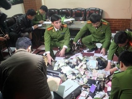 100 cảnh sát phá đường dây cá độ 10.000 tỷ 100 cảnh sát phá đường dây cá độ 10.000 tỷ