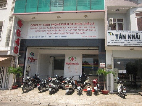 Tám 'bác sĩ' Trung Quốc cởi áo chạy tán loạn, chốt cửa cố thủ Tám 'bác sĩ' Trung Quốc cởi áo chạy tán loạn, chốt cửa cố thủ