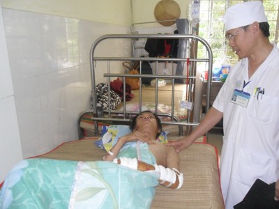 Khách văng khỏi xe đang chạy: Bảy người vẫn nằm viện Khách văng khỏi xe đang chạy: Bảy người vẫn nằm viện