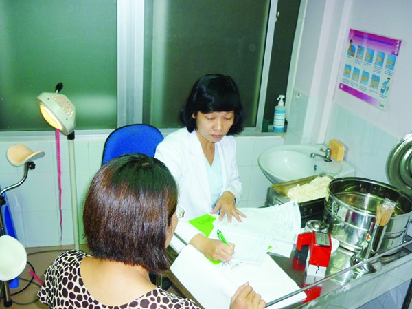 “Mổ xẻ” chuyện thầm kín Rối loạn sức khỏe tình dục ở phụ nữ ngày càng tăng nhưng hầu như chị em vẫn âm thầm chịu đựng thay vì tìm đến bác sĩ để được điều trị. Ảnh: L.N