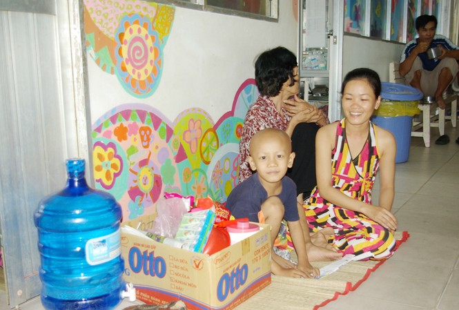 Chất lượng không tăng theo viện phí Nằm cấp cứu ở băng ca ngoài hành lang nhưng bệnh nhân cũng phải đóng tiền giường. Ảnh chụp ở khoa ngoại thần kinh BV Chợ Rẫy ngày 7-2. Ảnh: L.N