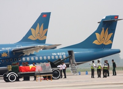 Phi công, tiếp viên đeo băng tang Đại tướng Phi công, tiếp viên đeo băng tang Đại tướng