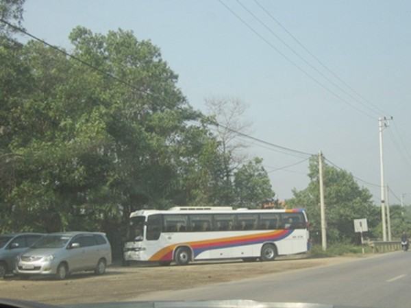 Lập chuyên án xử lý trại gấu Hạ Long Ngày 11-1, nhóm nhà báo cùng các cán bộ hiện trường của ENV ghi nhận ít nhất một xe bus đưa khách du lịch Hàn Quốc tới trại gấu Đất Việt, thuộc Cty Đất Việt, tại thôn Cầu Trắng, xã Đại Yên, TP Hạ Long (nguồn ENV)