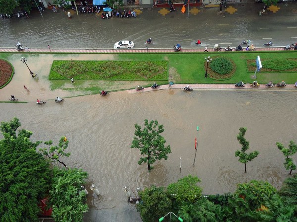Mưa lớn, nước Hồ Gươm tràn ra đường gây ngập Tuyến đường Liễu Giai nhìn từ trên cao