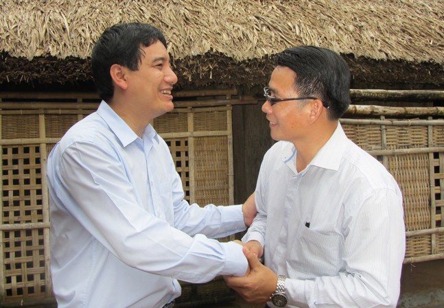 'Ấm tình keo sơn' 'Ấm tình keo sơn'