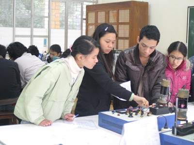 Giảng dạy đại học vẫn 'xôi' chấm 'xôi' là chính Giờ thực hành của sinh viên Đại học Bách Khoa Hà Nội. Ảnh: Xuân Phú