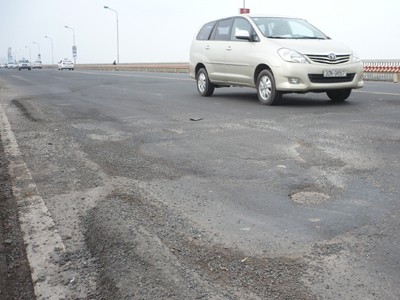Để lọt tham nhũng không thể vô can Đầu tư trên 100 tỷ đồng nhưng mặt cầu Thăng Long vừa sửa xong đã hỏng
(ảnh minh họa) Ảnh: Trọng Đảng