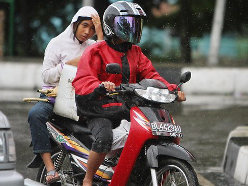 Indonesia: Cấm phụ nữ ngồi dạng chân khi ngồi sau xe máy Một phụ nữ ngồi sau xe máy ở tỉnh Aceh, Indonesia