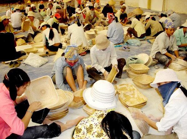 Mong hoàn thuế nhanh hơn là giãn thuế DN xuất khẩu mong được hoàn thuế nhanh hơn là giảm thuế (Trong ảnh: Làm đồ thủ công mỹ nghệ xuất khẩu) Ảnh: Đại Dương