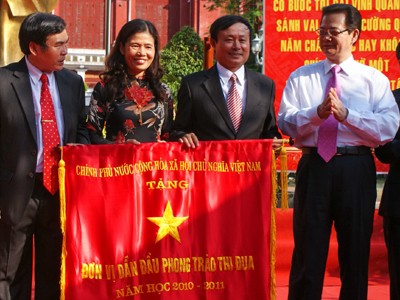 Thủ tướng dự khai giảng tại Trường THPT Chuyên Quốc học Huế Thủ tướng dự khai giảng tại Trường THPT Chuyên Quốc học Huế
