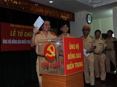 Gần 145 triệu ủng hộ đông bào lũ lụt miền Trung Gần 145 triệu ủng hộ đông bào lũ lụt miền Trung