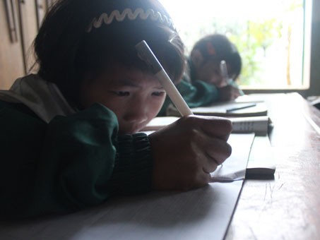 Xót lòng cảnh học sinh vượt suối đến lớp Xót lòng cảnh học sinh vượt suối đến lớp