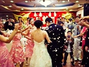 Con cưới xa hoa, cha liền mất chức Con cưới xa hoa, cha liền mất chức