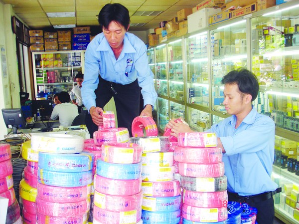 Ngân hàng nhỏ chần chừ giảm lãi suất về 15%/năm Hàng hóa tồn kho và nỗi lo nợ xấu Ảnh: Đại Dương
