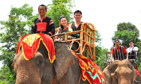 Cấm dùng xe công dự tiệc cưới Cấm dùng xe công dự tiệc cưới