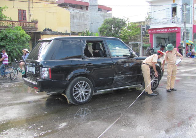 'Xế hộp' va xe máy, một người tử nạn Lực lượng chức năng có mặt tại hiện trường để xác định nguyên nhân vụ tai nạn
